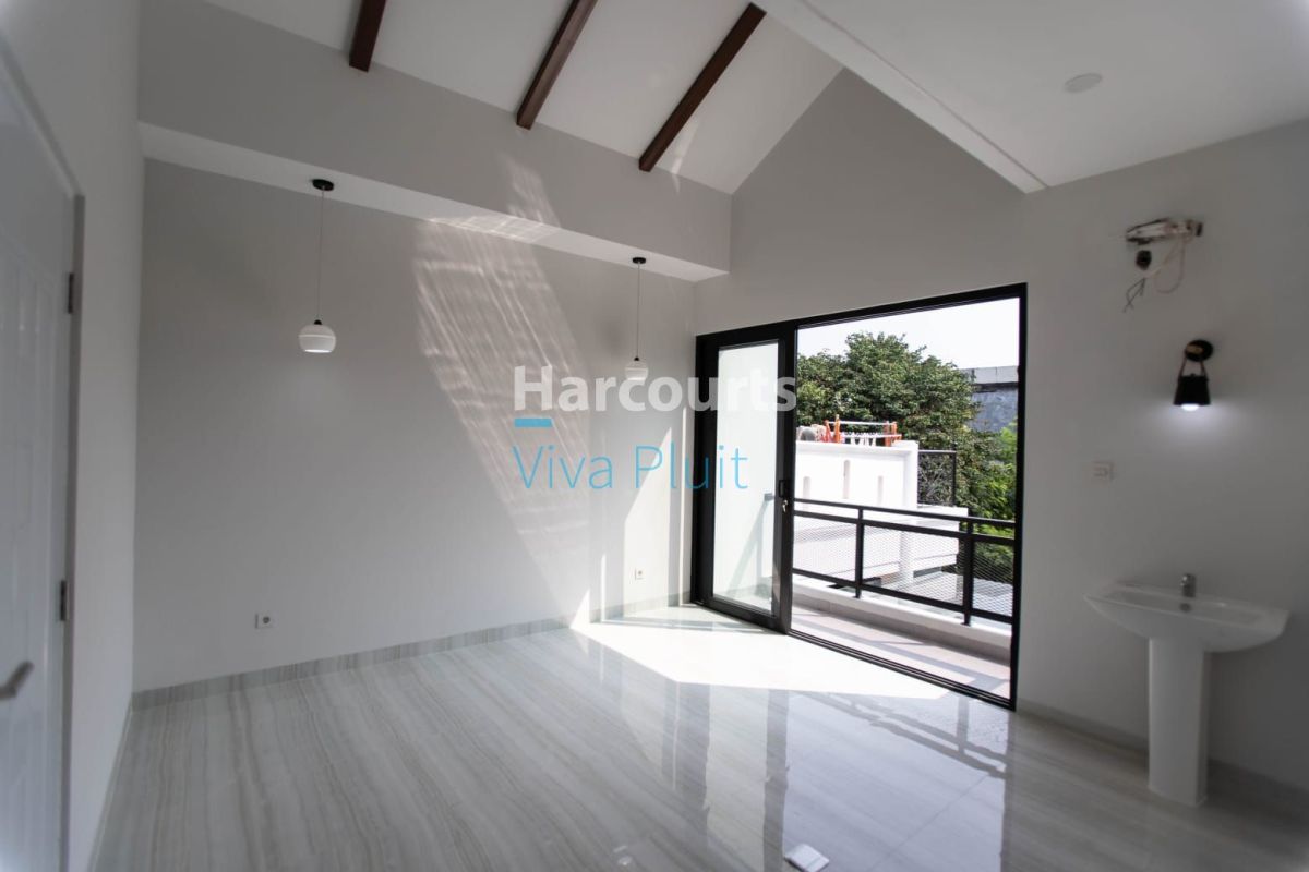 Dijual Rumah Sutera Kirana, Alam Sutera. Bangunan Baru, Siap Huni. - Foto 9
