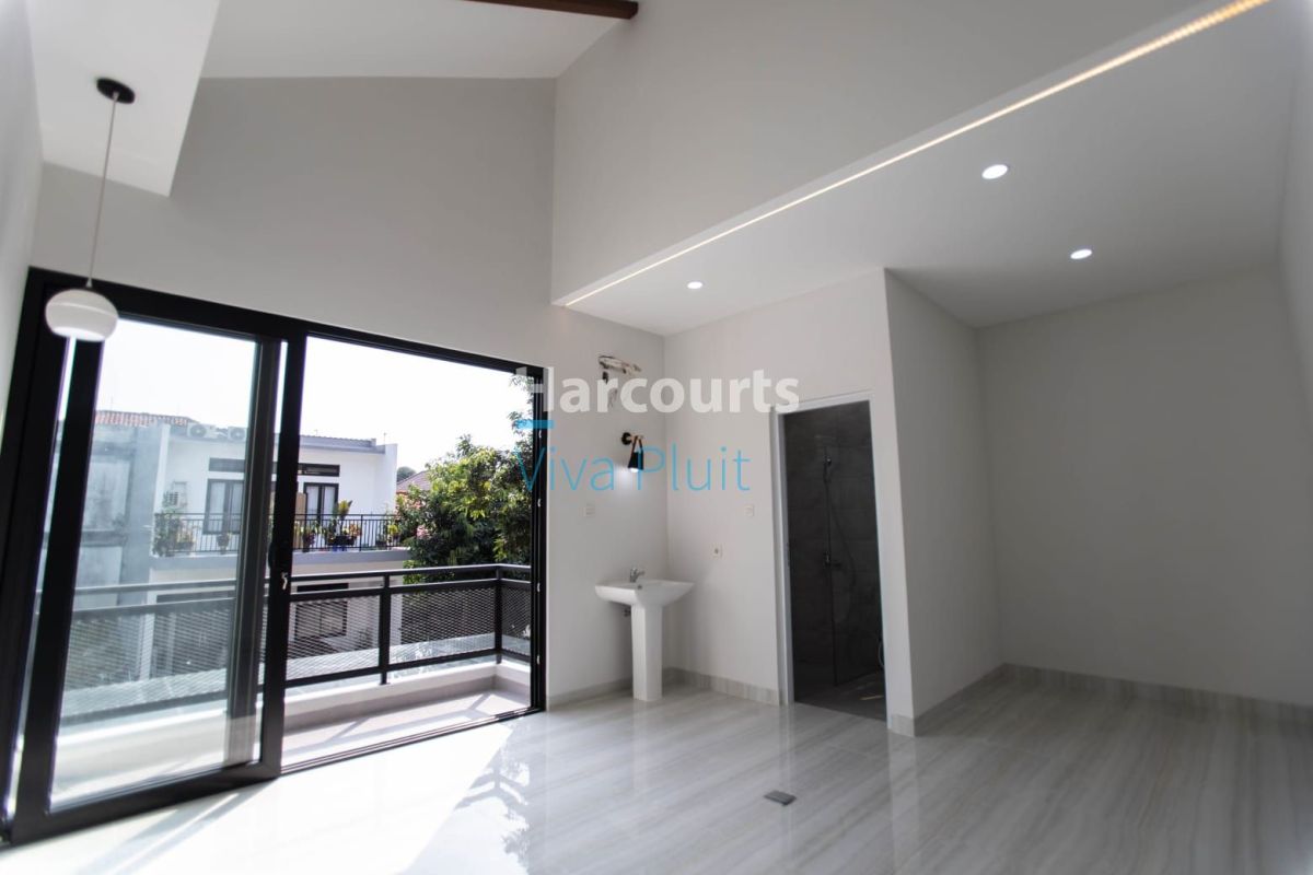 Dijual Rumah Sutera Kirana, Alam Sutera. Bangunan Baru, Siap Huni. - Foto 10