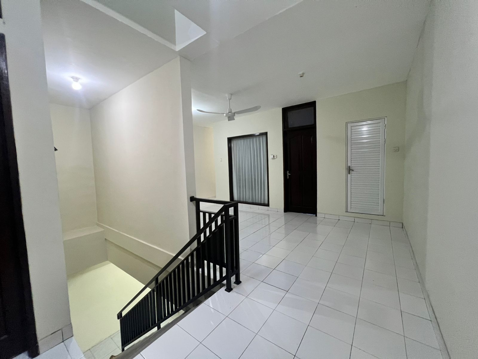 Jual Harga Murah Rumah Siap Huni di samping jalan Tomang Jakarta Barat ID - Foto 10