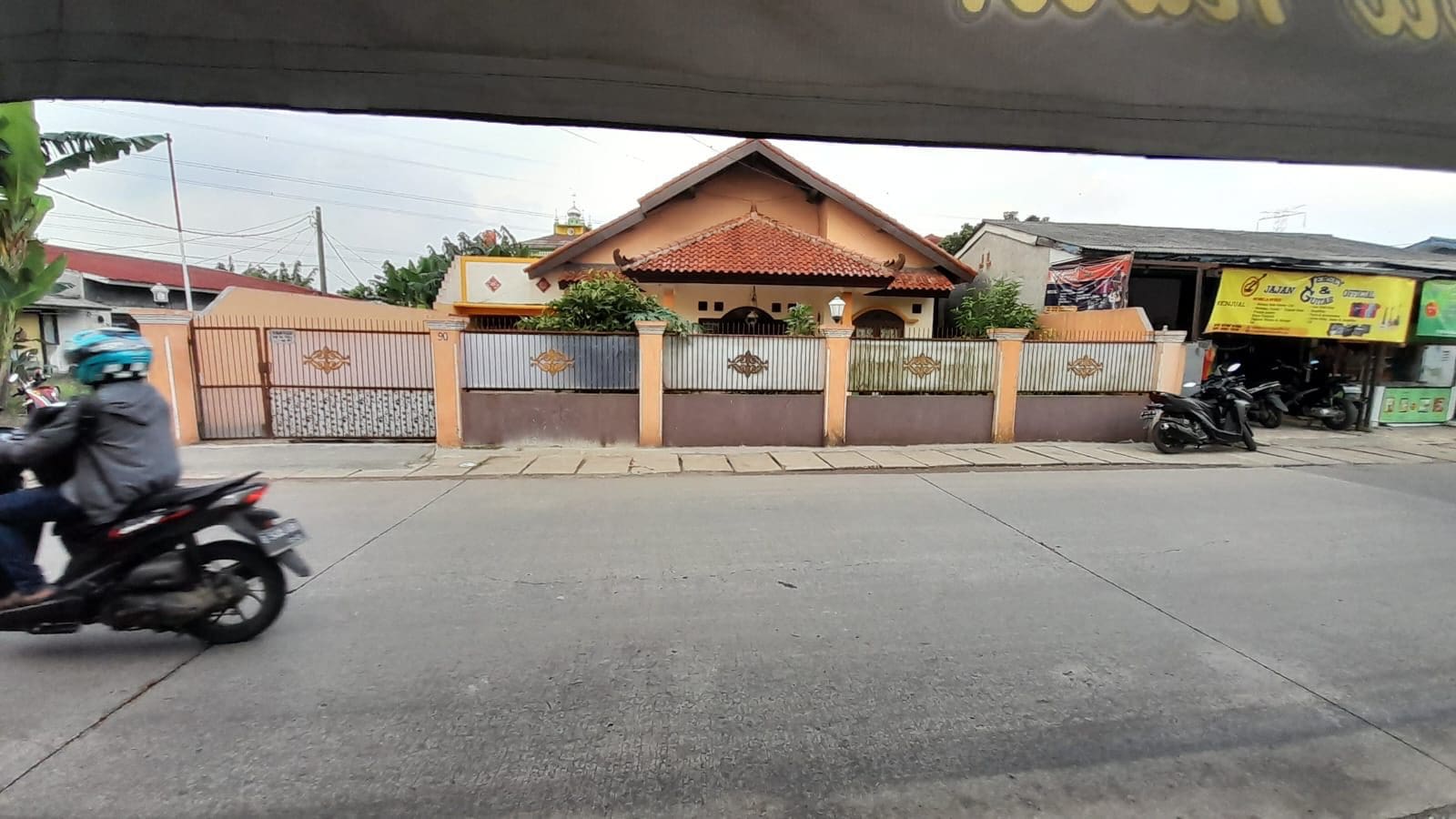 Rumah di pinggir jalan raya Pamulang