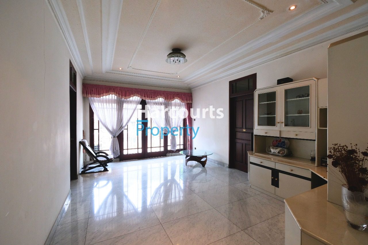 Rumah Mewah Bergaya Klasik Lingkungan Nyaman Lokasi Strategis Area Menteng - Foto 2