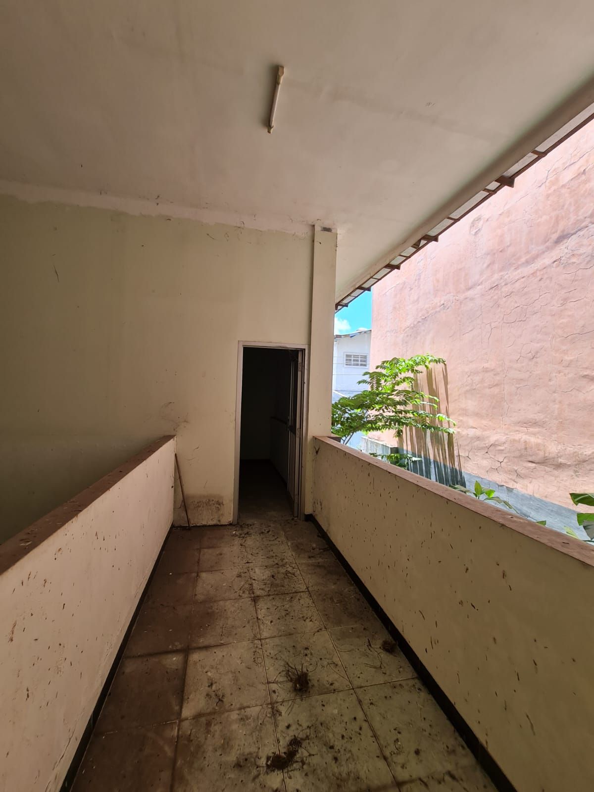 Ruko strategis perlu renovasi 2 lantai di jalan ronggowarsito solo - Foto 9