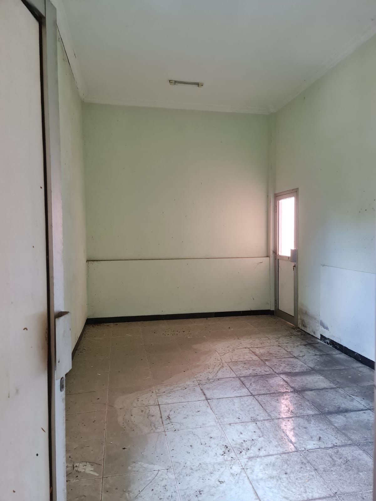 Ruko strategis perlu renovasi 2 lantai di jalan ronggowarsito solo - Foto 12