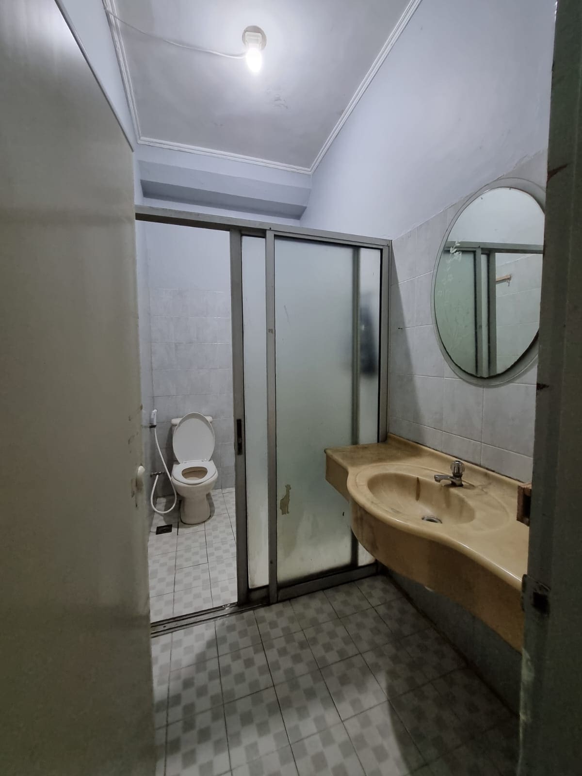 Sewa Cepat Rumah bisa untuk kantor, 5 KT + 2 KM di Tomang Jakarta Barat (NC) - Foto 2