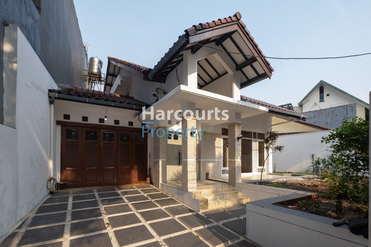 Rumah Klasik Lingkungan Tenang Lokasi Strategis Area Kebayoran Baru