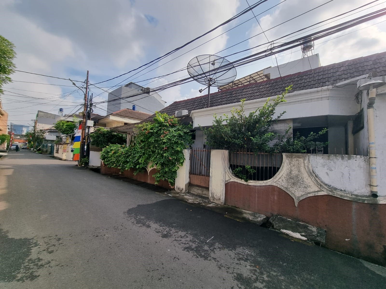 Jual Cepat Rumah posisi Hook Luas 16m x 20m di Tomang Jakarta Barat (RR)