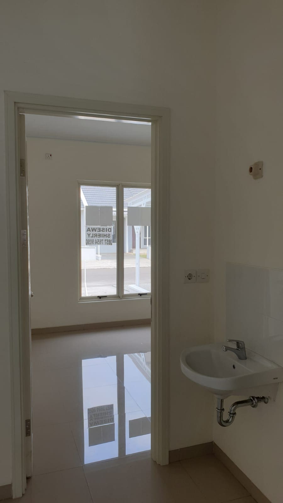 Sewa Rumah Suvarna Sutera Kondisi unfurnished di Tangerang (DI) - Foto 20