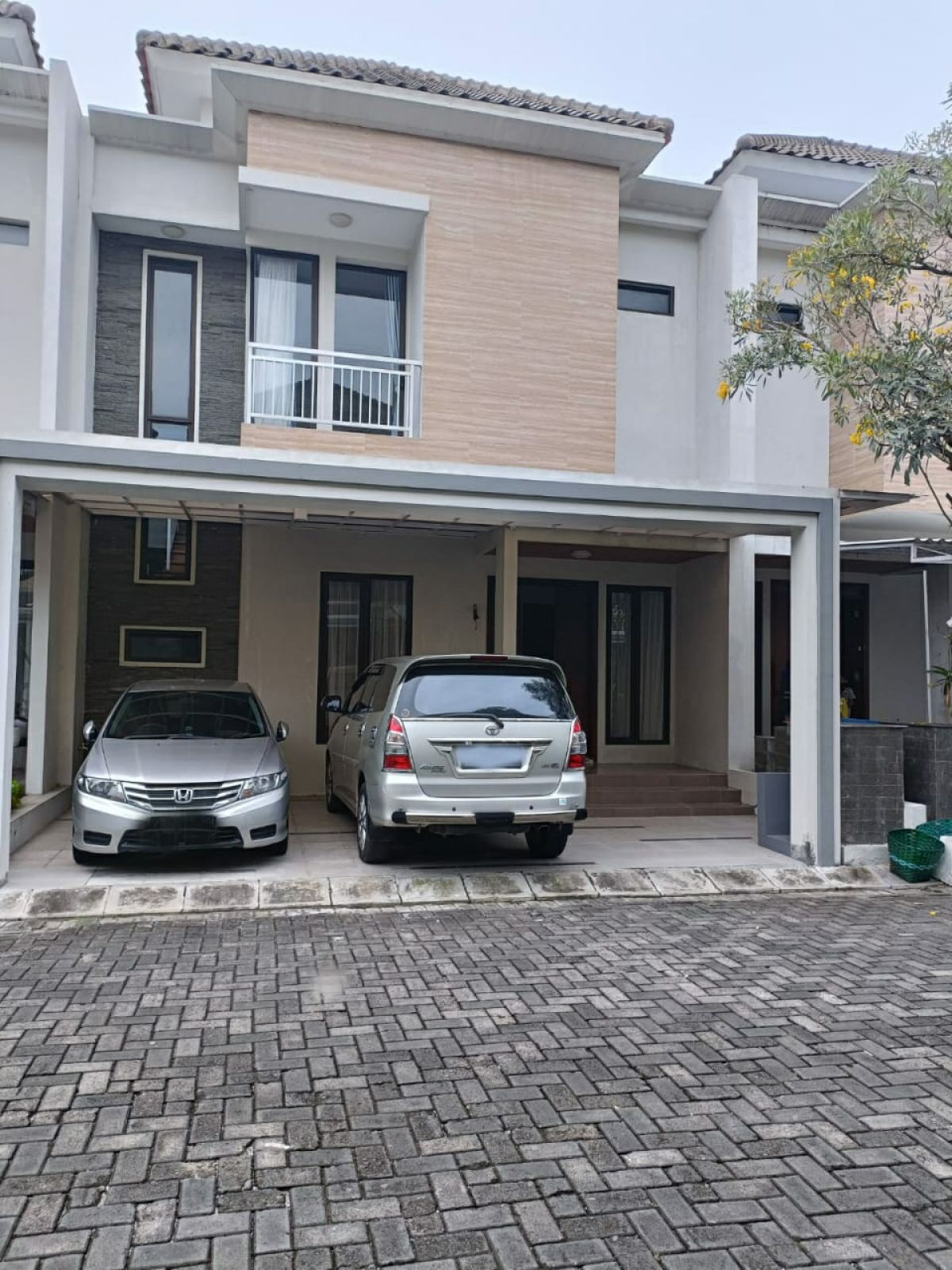 Rumah 2 lantai full furnished di kartasura solo