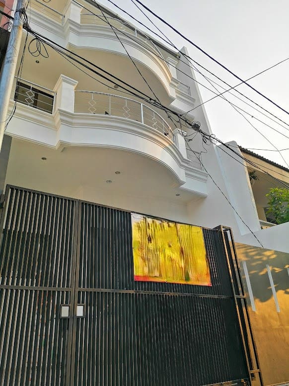 Sewa Cepat Rumah 3 lantai di Jelambar Jakarta Barat (EF)