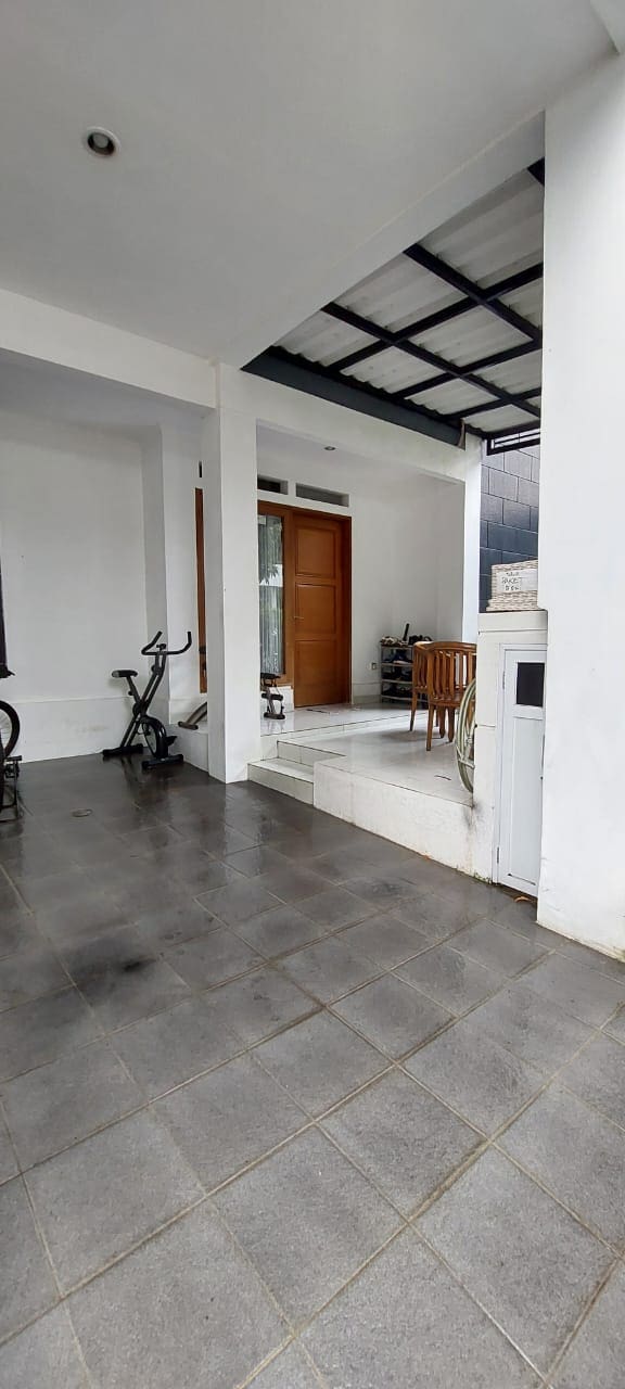 Rumah 4 Kamar Tidur Dekat Pintu Tol di Mahagoni Park Bintaro Sektor 9, Tangerang Selatan - Foto 2