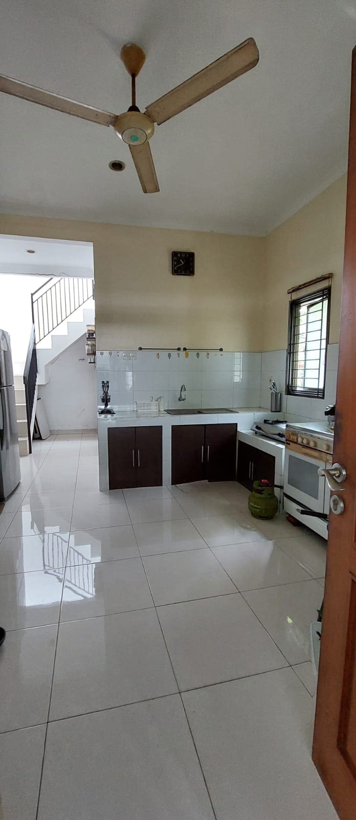 Rumah 4 Kamar Tidur Dekat Pintu Tol di Mahagoni Park Bintaro Sektor 9, Tangerang Selatan - Foto 5