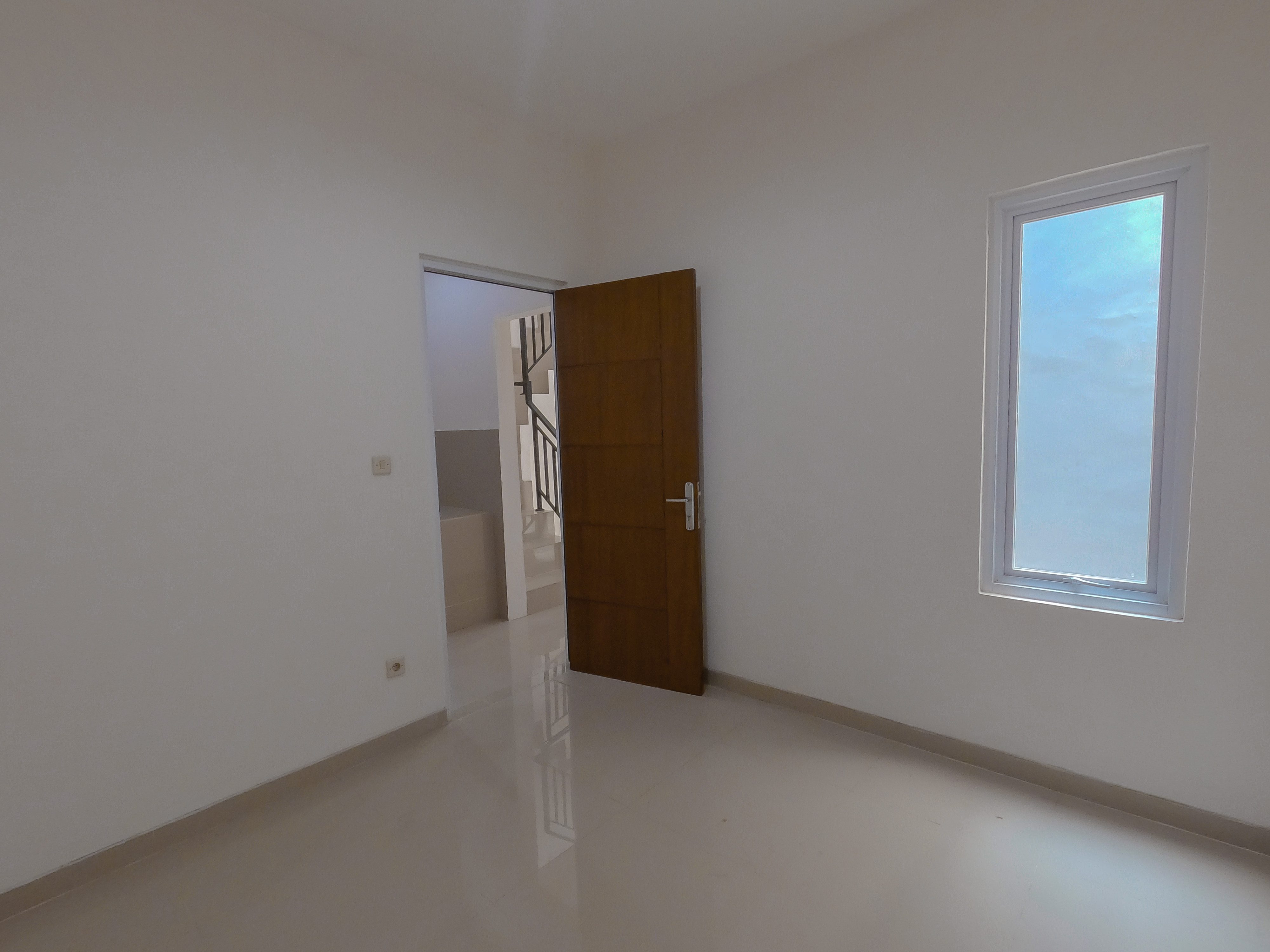 Rumah Baru Minimalis Modern 2 Lantai di Serpong - Foto 3