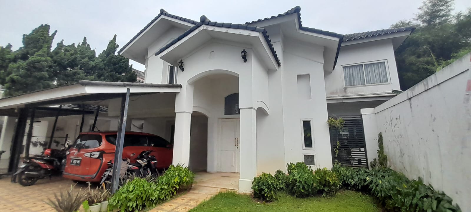 Rumah Luas Dan Mewah Dalam Cluster Dengan Private Pool Dijual Di Jalan Kompas Ciputat