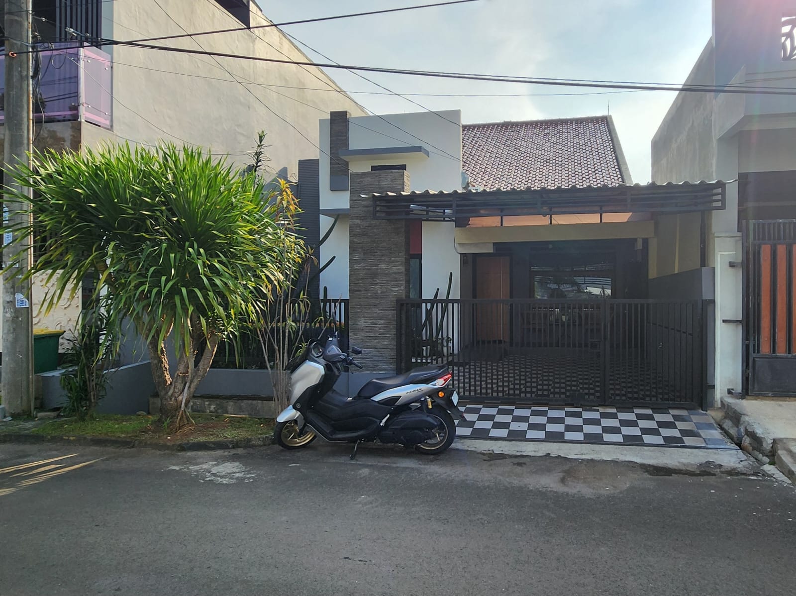 Rumah 2 Lantai Semi Furnished di Perumahan Mahkota Simprug, Tangerang