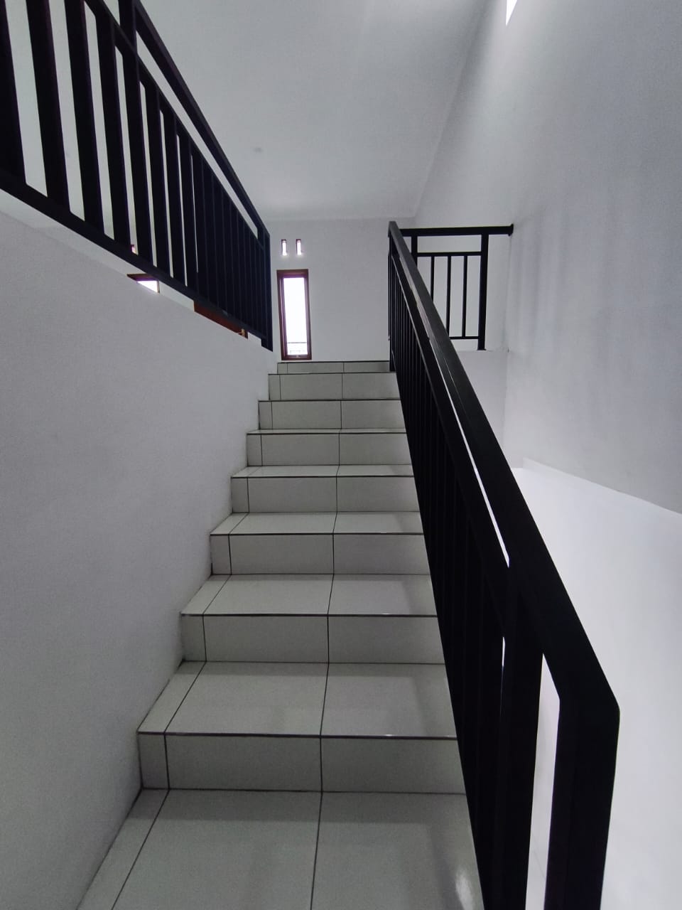 Disewakan Ruko 2 Lantai Lokasi Strategis Di Pinggir Jalan Raya, Posisi Hook Luas Cocok Untuk Ruang Usaha. - Foto 4